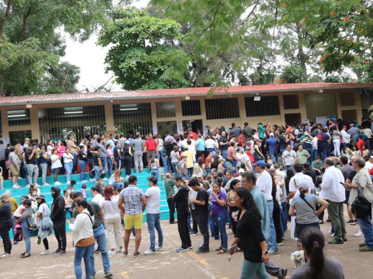 Masiva afluencia de votantes se reporta en la Villa Olímpica y otras zonas de la capital