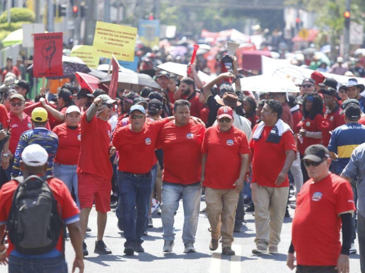 Con pancartas y exigencia de sus derechos, cientos marchan el Día del Trabajador en SPS
