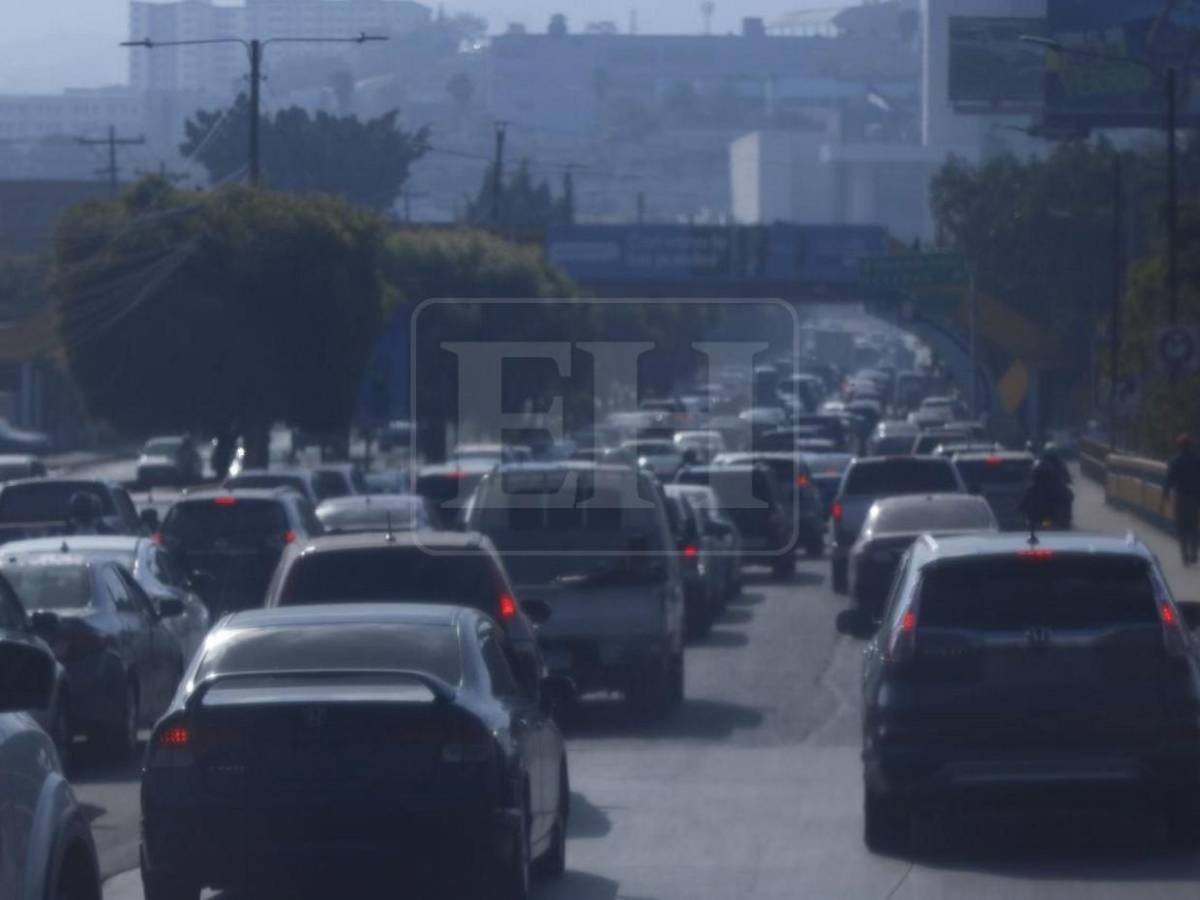 Tráfico vehicular en bulevar Fuerzas Armadas sofocan a capitalinos este jueves