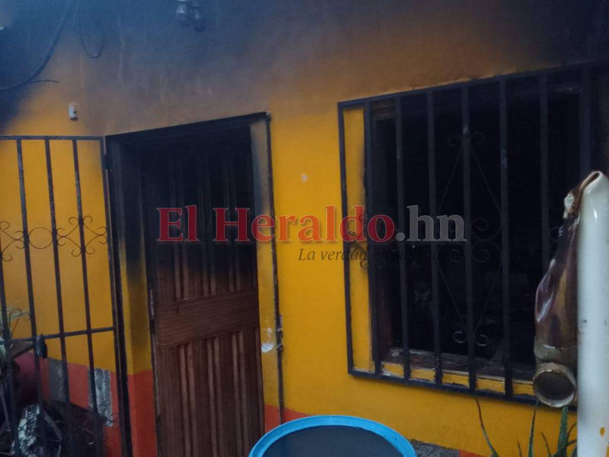 Así luce la parte frontal de la vivienda tras la tragedia.