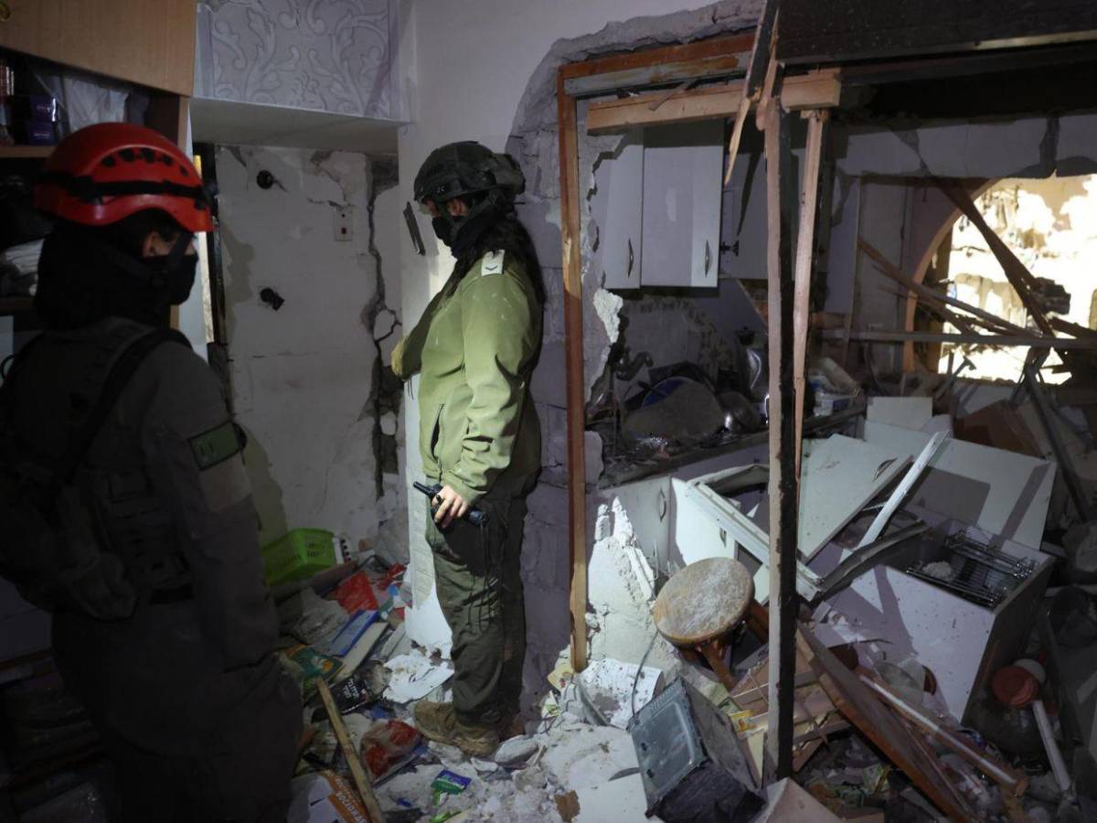 Israel al borde de la emergencia tras ataque con misiles iraníes que deja destrozos