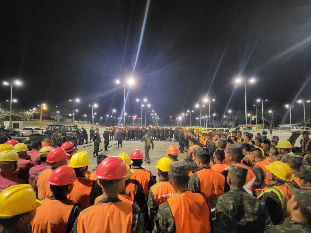 Envían a 300 soldados para ayudar a combatir incendio en La Tigra