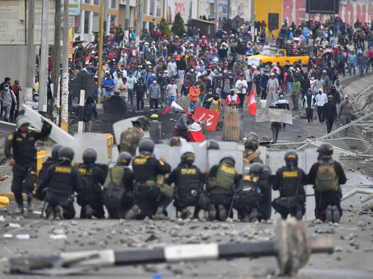 Manifestante muere en enfrentamiento con policías en Perú