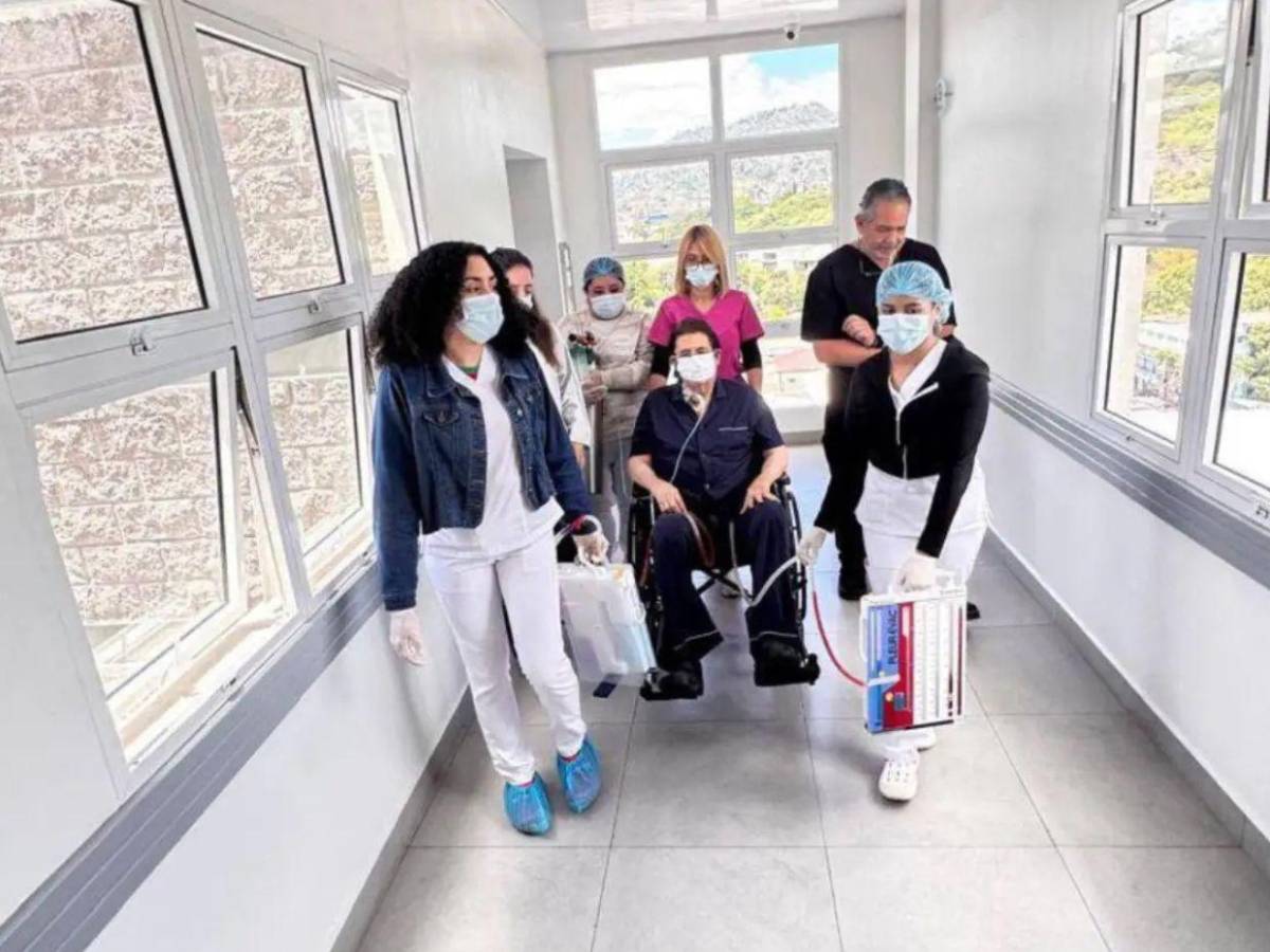 Manuel Zelaya viajaría a México para continuar con su recuperación médica