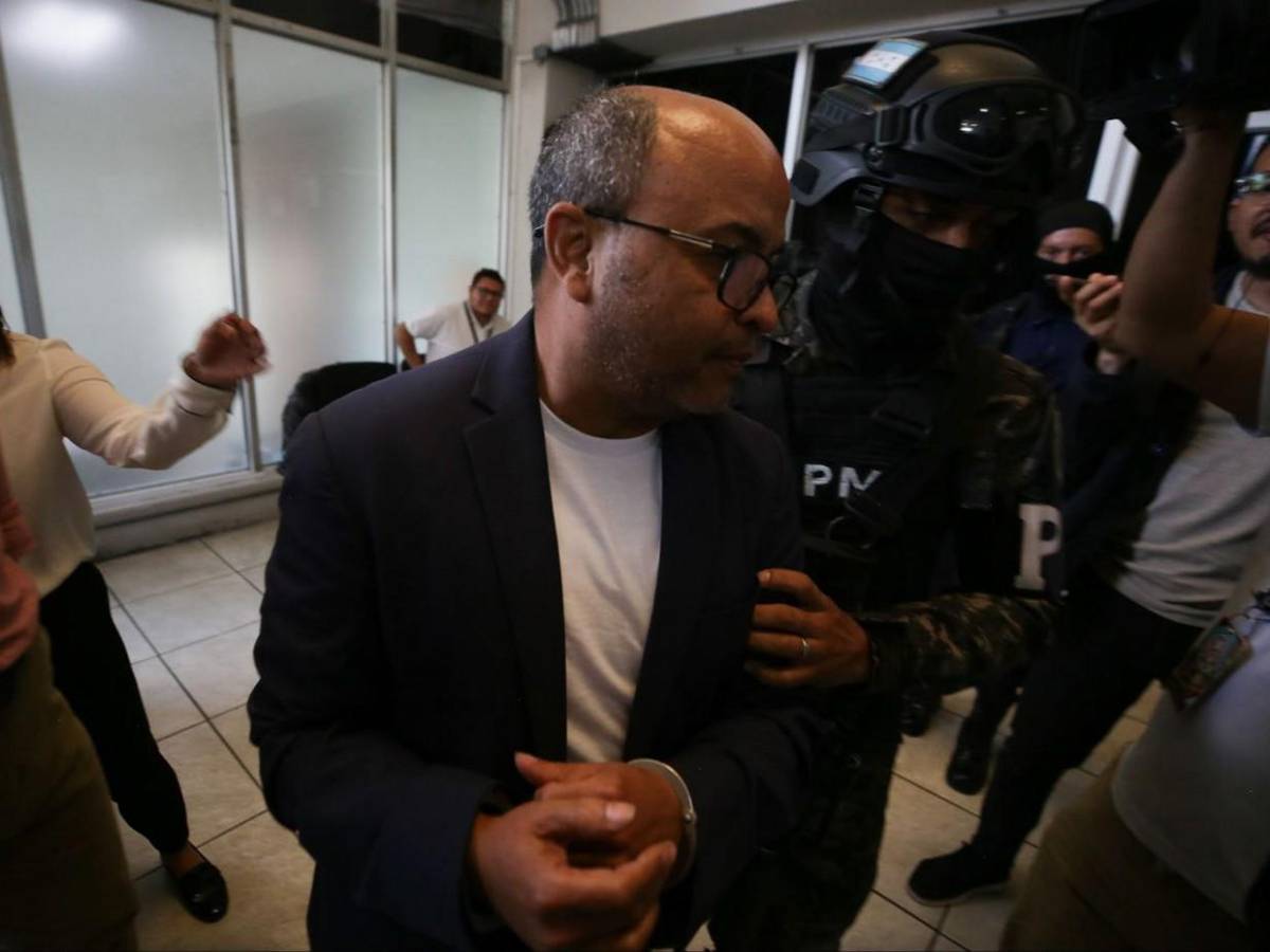 Saludando y sin brindar declaraciones, así llegó Juan Carlos Canales a los Juzgados