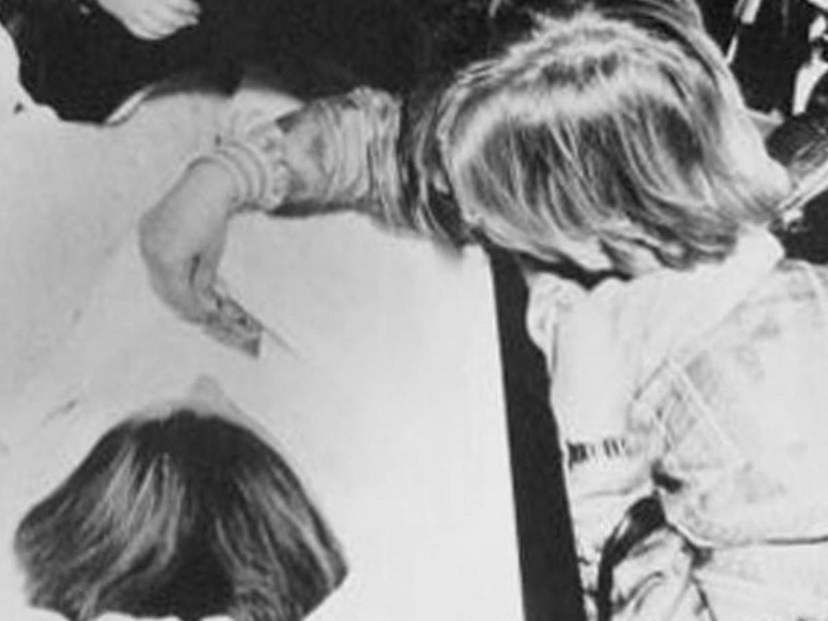 El emotivo gesto de Alejandro a su padre, el senador Miguel Uribe Turbay, durante funeral