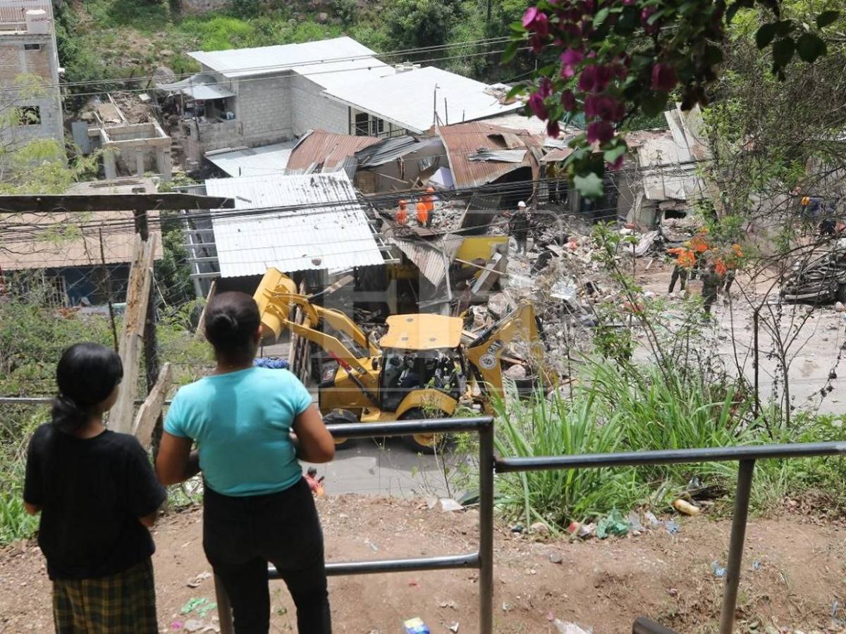 Inician remoción de escombros en zona del accidente de volqueta en Villa Nueva
