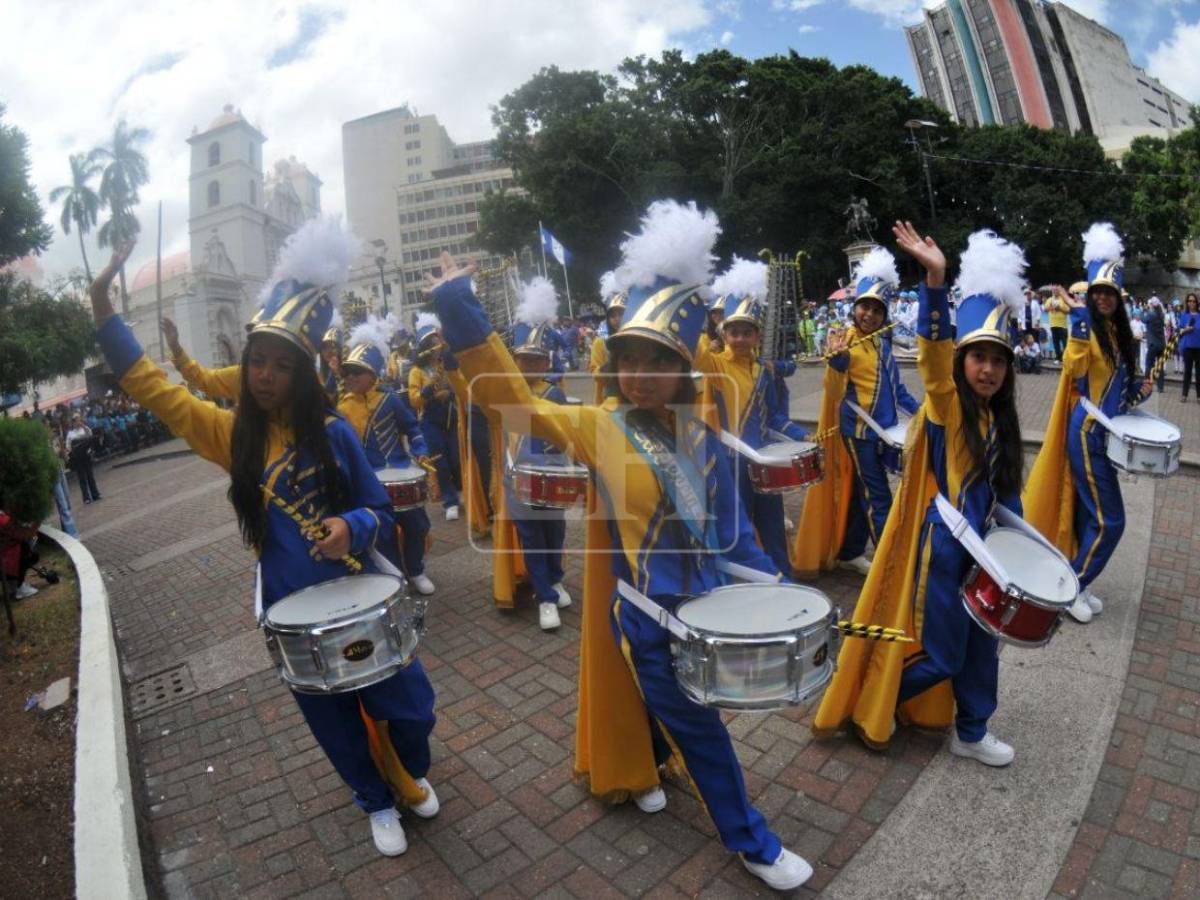 Bandas y palillonas engalanan los desfiles escolares en Tegucigalpa