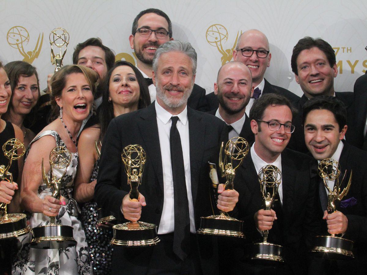 Jonathan Stuart Leibowitz, conocido por su nombre artístico Jon Stewart, es un cómico, actor, escritor y productor estadounidense de origen judío, conocido por su trabajo en el programa The Daily Show emitido por Comedy Central. Stewart empezó su carrera como cómico durante los años 80.