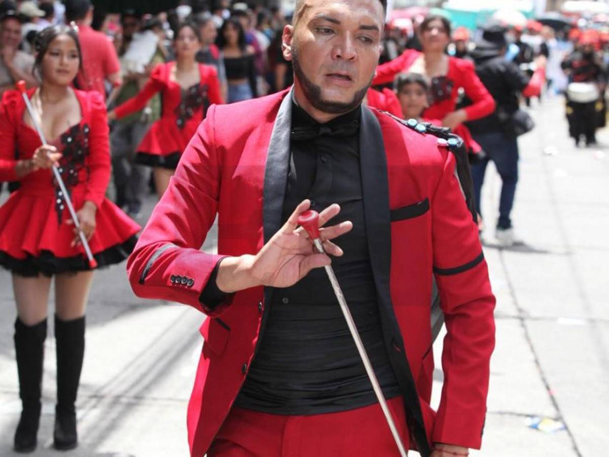 Julio Baquedano brilla como palillón en desfiles patrios 2025 con el Instituto Rafael Pineda Ponce