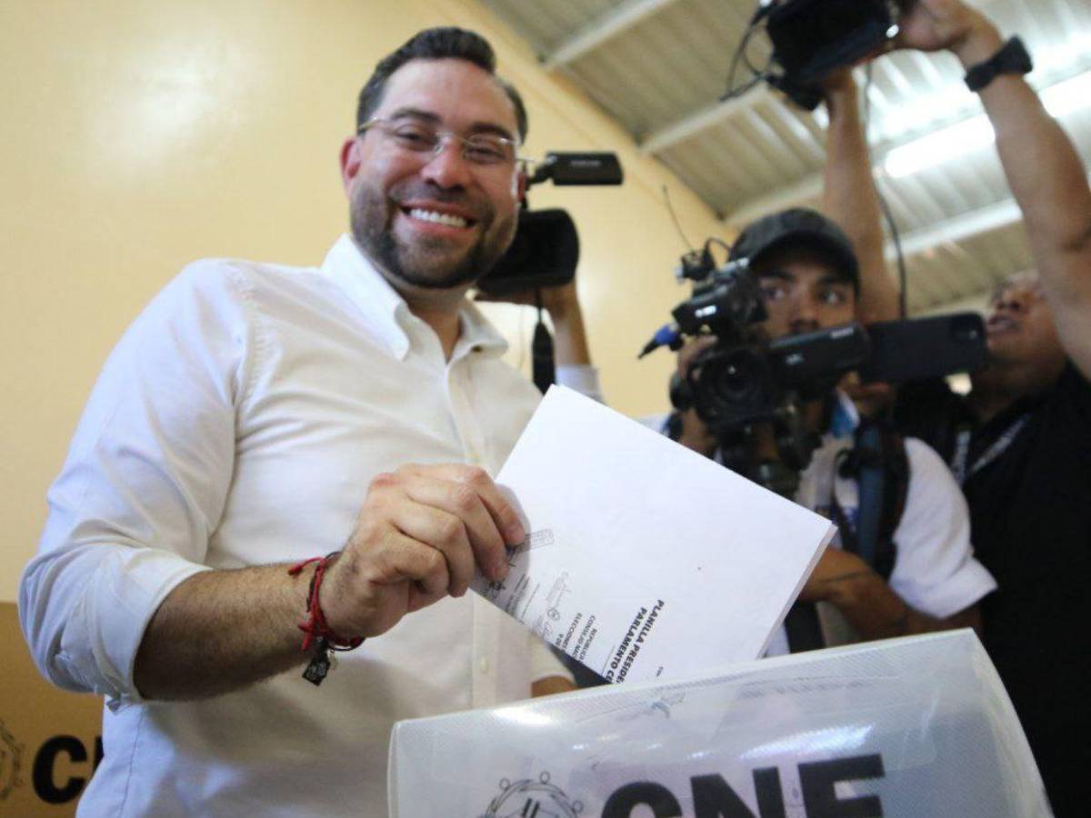 Jorge Cálix ejerce el sufragio tras horas de espera por atraso de maletas electorales