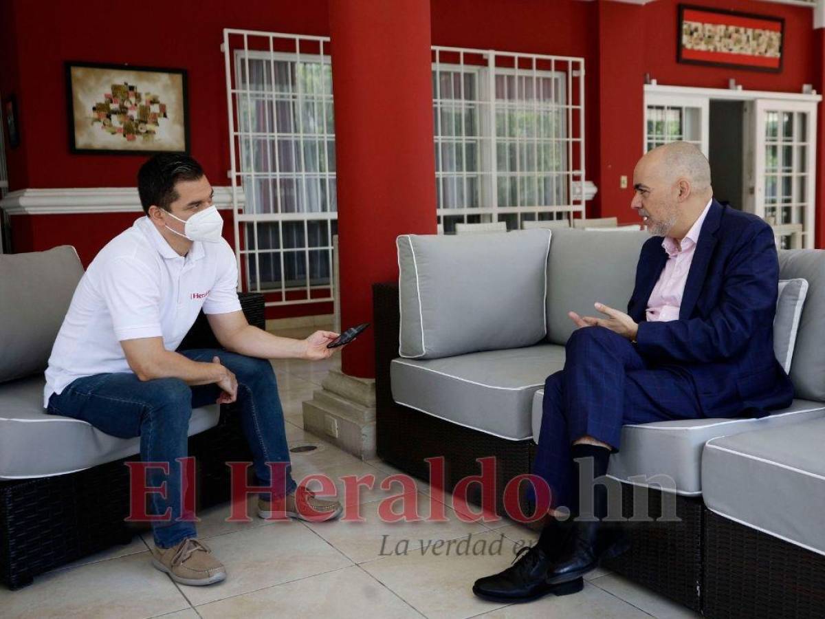 En su residencia, habla con el periodistaAlexeiev Morales.