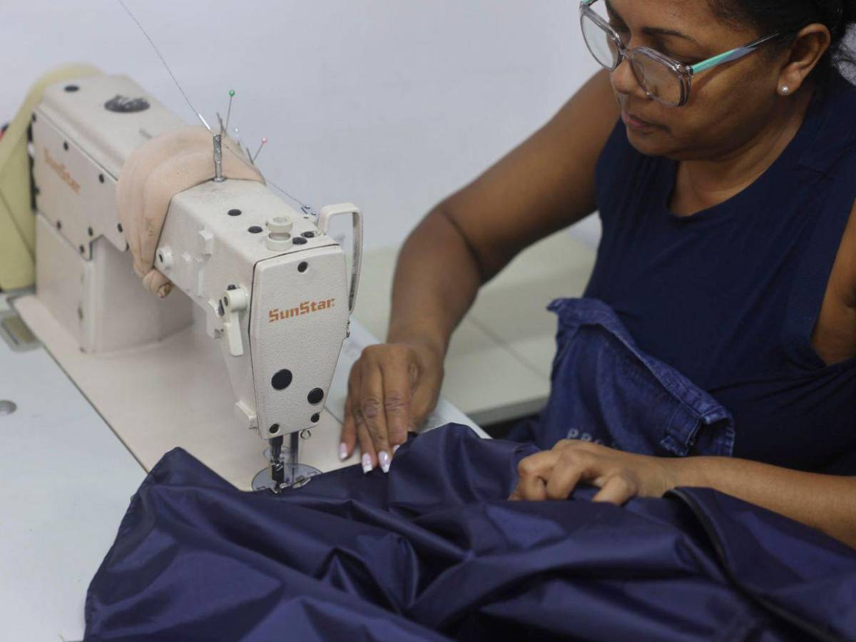 Estefanía Sánchez, la diseñadora que confecciona bolsas mortuorias para las víctimas del terremoto en Venezuela