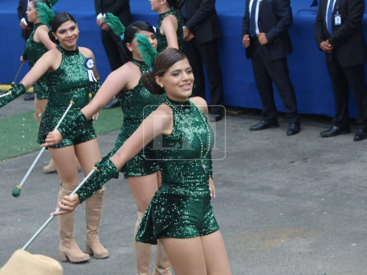 Las palillonas del Jesús Aguilar Paz deslumbran con sus brillantes trajes verdes este 15 de septiembre