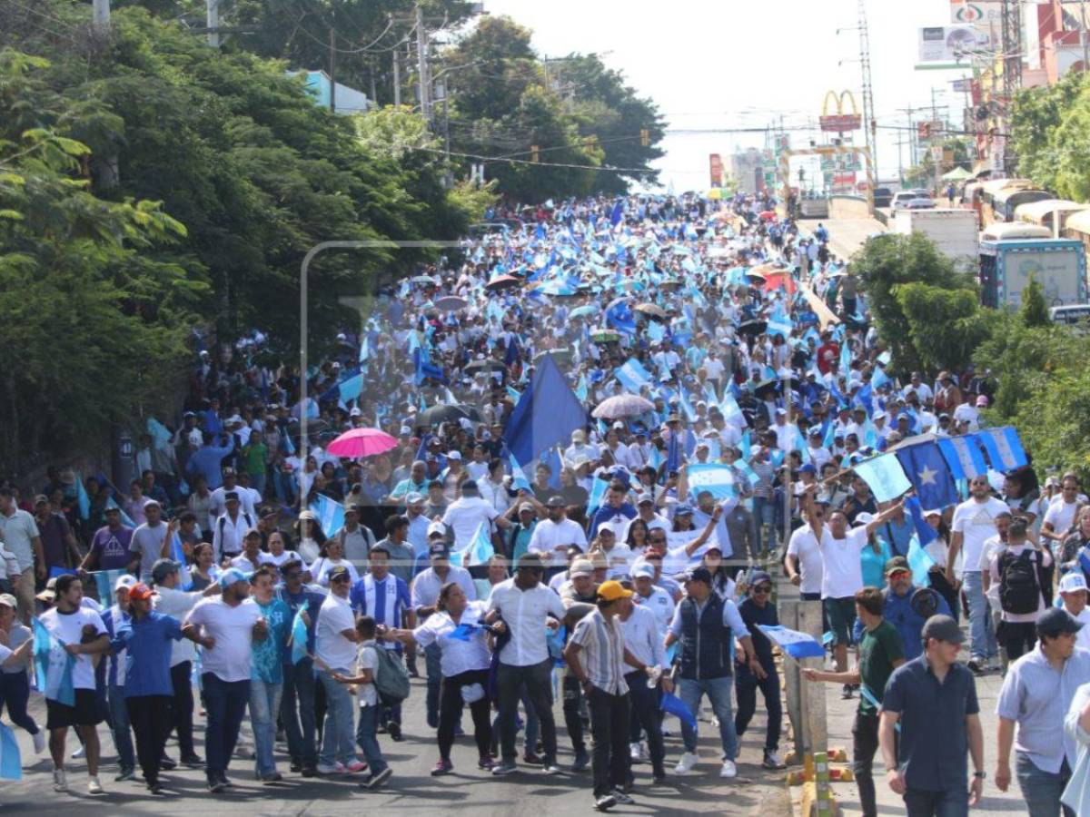 Por la libertad y la democracia, cientos de simpatizantes llegan a la movilización del Partido Nacional