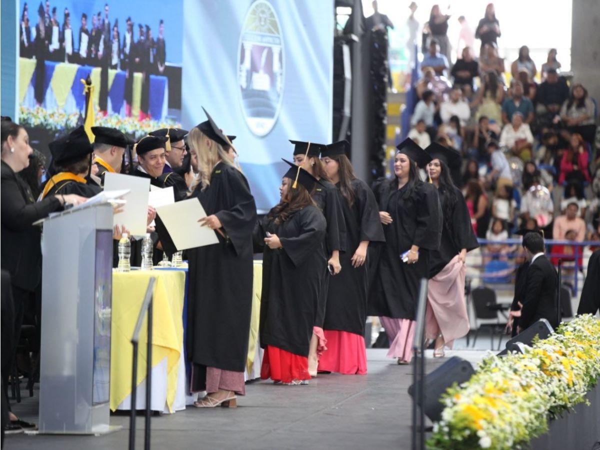 Celebraciones emotivas, orgullo y esfuerzo: más de 1,500 universitarios reciben su título