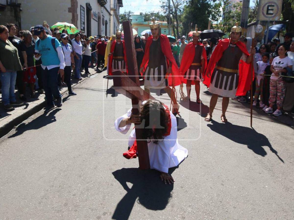 Desde su condena hasta su muerte: así se recorrieron las 14 estaciones del viacrucis