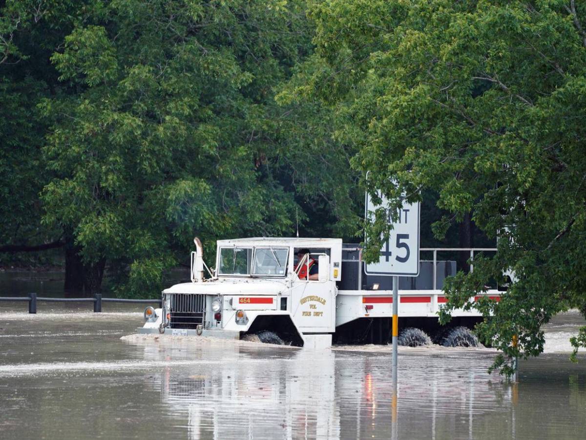 Nuevas inundaciones golpean Texas: un muerto y más de 70 rescates de emergencia