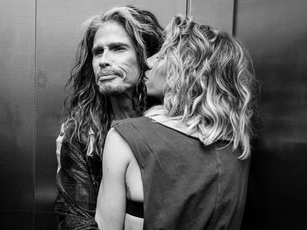 Steven Tyler, cantante de Aerosmith, enfrenta rumores de ruptura con su novia 39 años menor