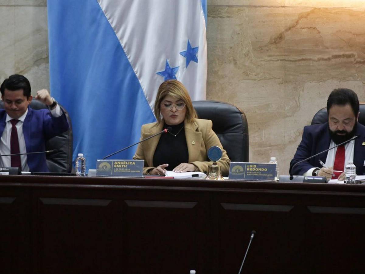 Diputados concentrados en sus propias pláticas en plena sesión legislativa