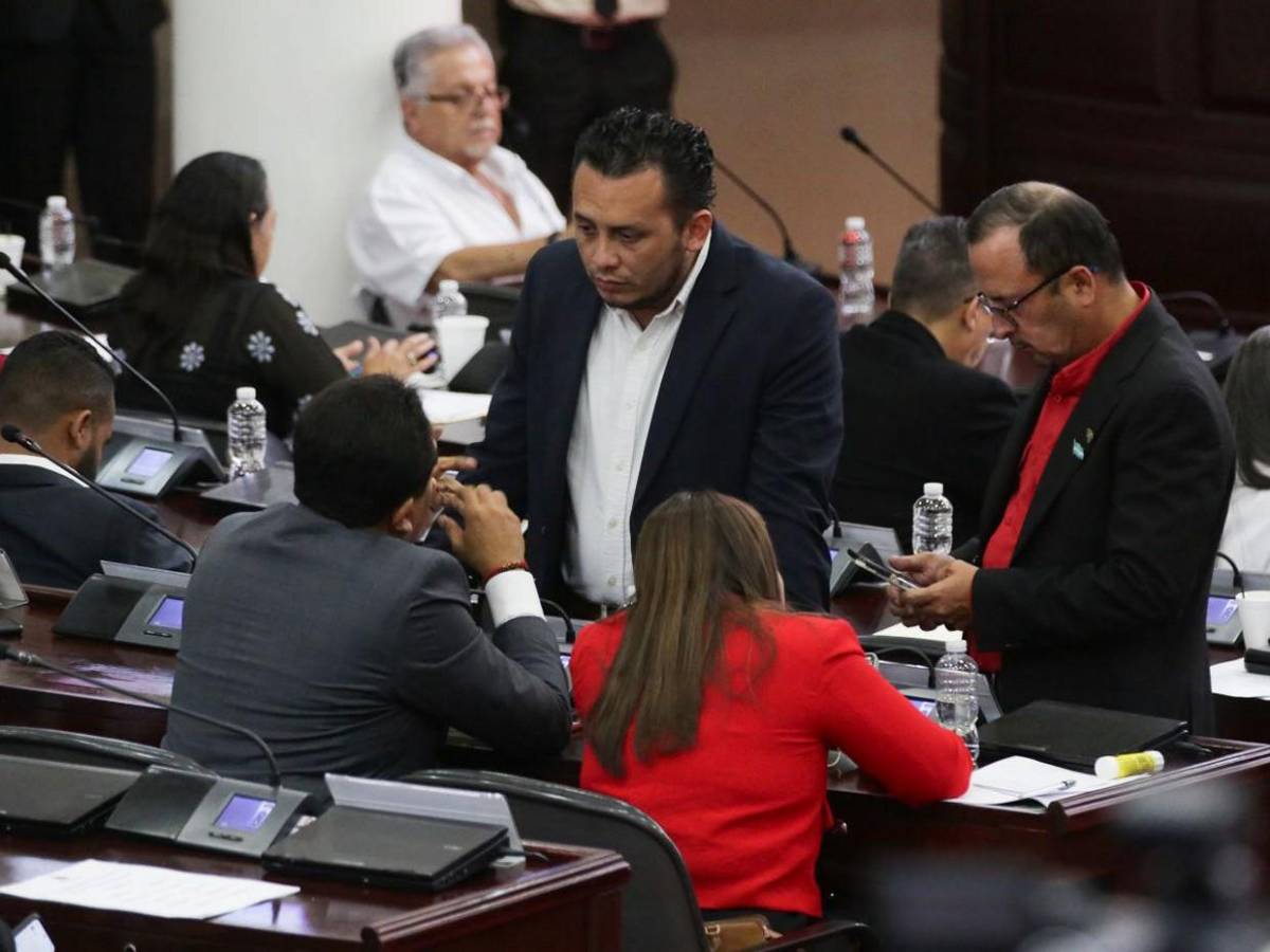 Diputados concentrados en sus propias pláticas en plena sesión legislativa