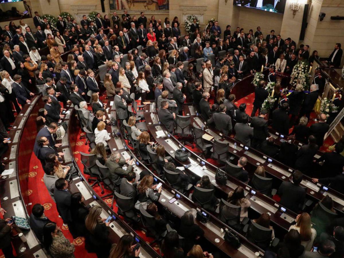 Decenas de personas dan el último adiós a Miguel Uribe Turbay