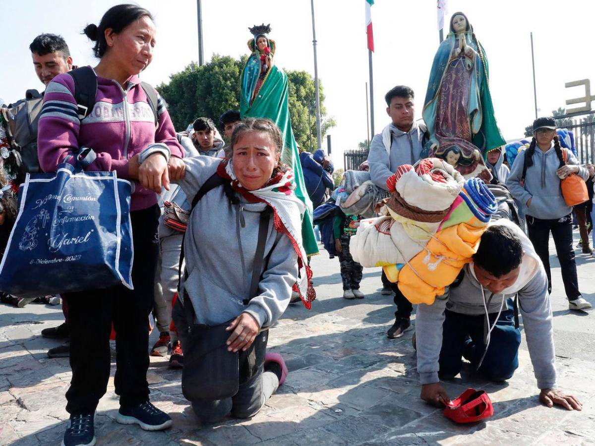 Entre rezos y promesas llegan peregrinos al templo de la Virgen de Guadalupe