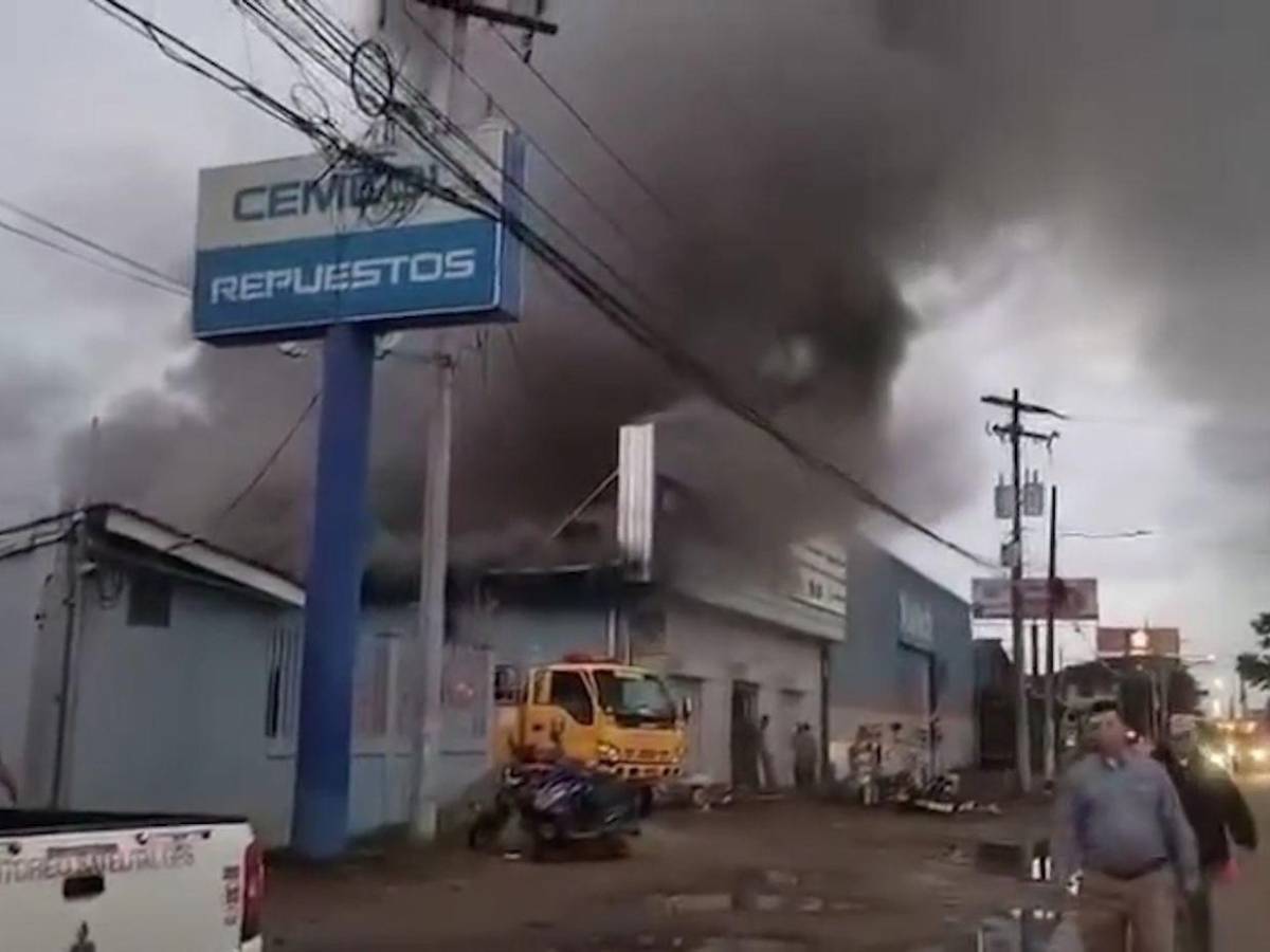 En fotos: voraz incendio afecta bodegas de llantas en Tocoa, Colón