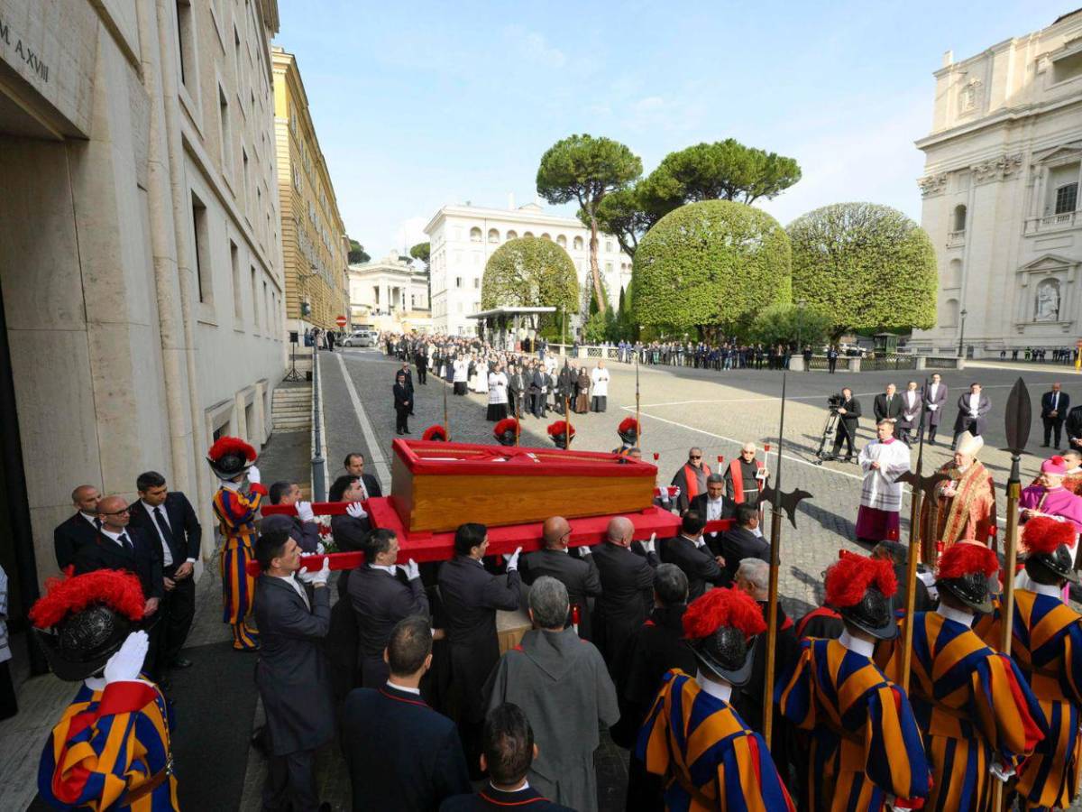 Solemne procesión: así se trasladó el cuerpo del papa Francisco a la Basílica de San Pedro Solemne procesión: así se trasladó el cuerpo del papa Francisco a la Basílica de San Pedro