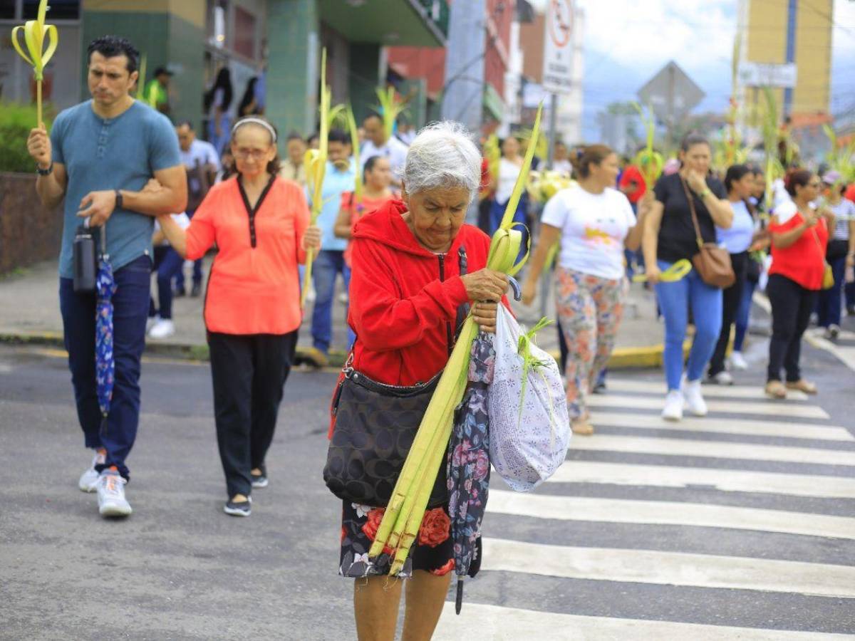 Domingo de Ramos llena de fe y tradición las calles del norte de Honduras