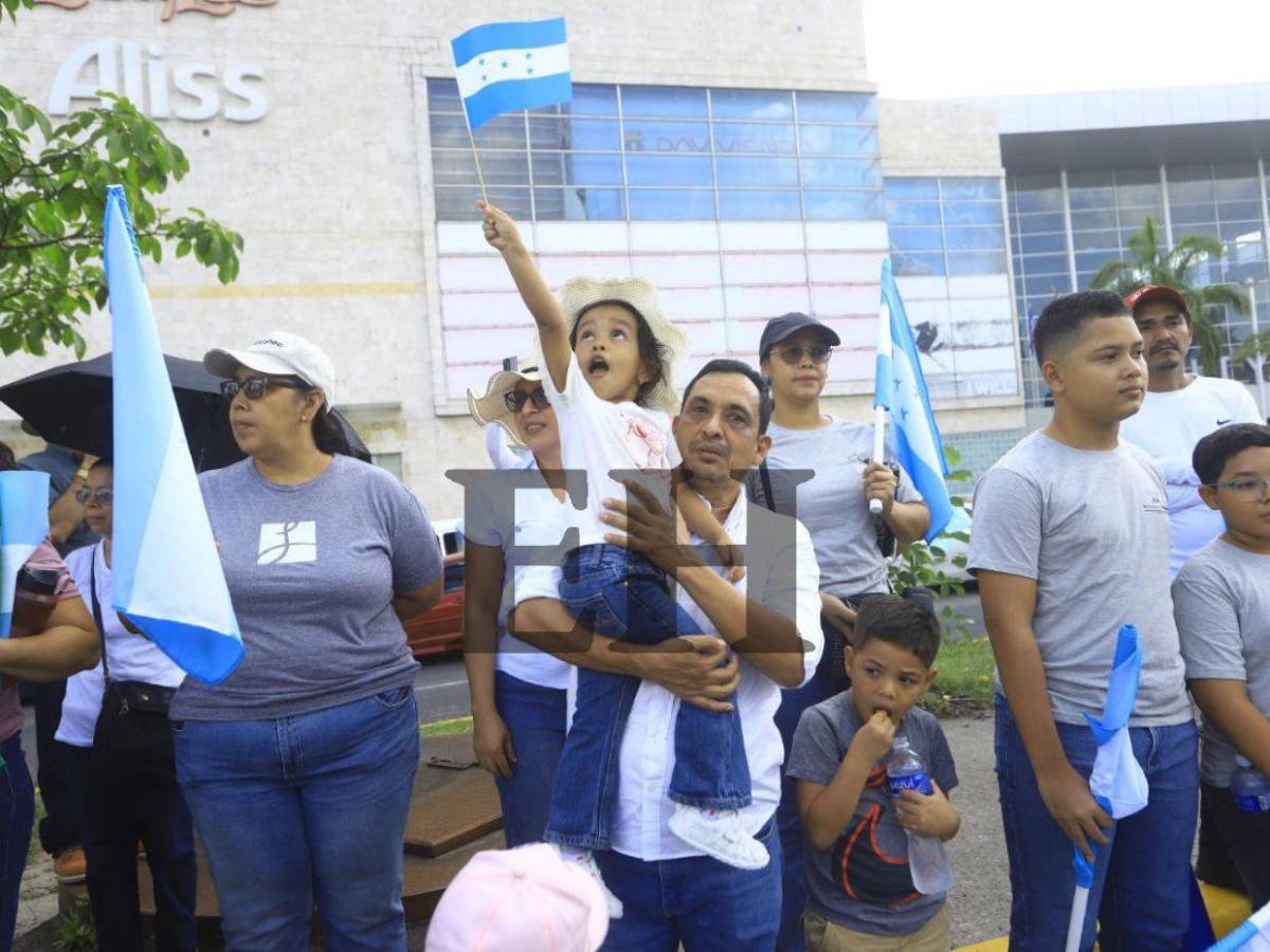Multitud llena de fe: Las mejores imágenes de la caminata de las iglesias