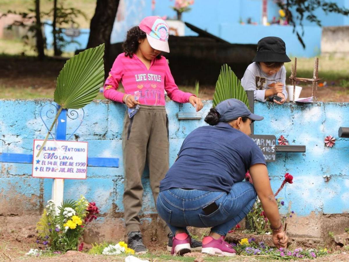 Flores y recuerdos: capitalinos coronan a sus difuntos en el Cementerio General