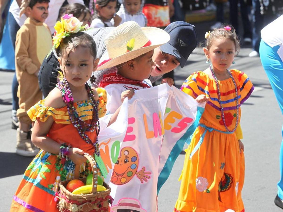 Niños de prebásica brillan en desfiles con trajes típicos y elementos culturales