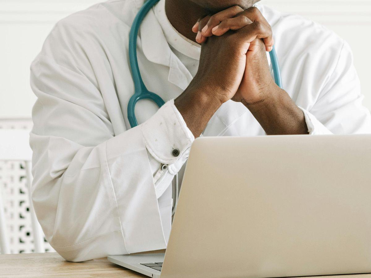 La niña llegó en busca de ayuda al centro de salud: Por agresiones sexuales condenan a doctor