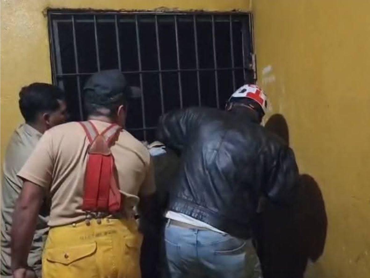Hombre quedó atrapado entre los barrotes de una celda en Guaimaca: así lo rescataron