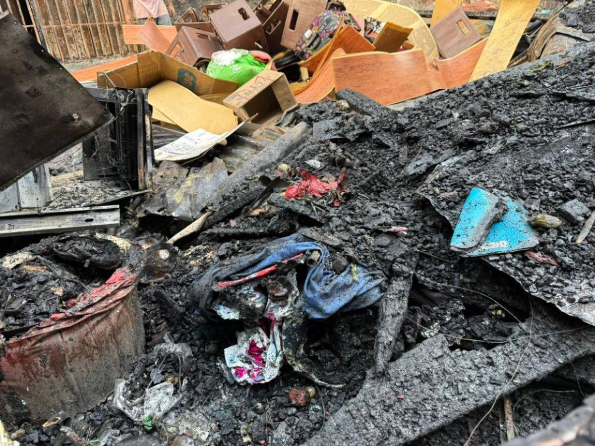 Bajo escombros quedan años de esfuerzo de vendedores tras incendio en el mercado Galindo