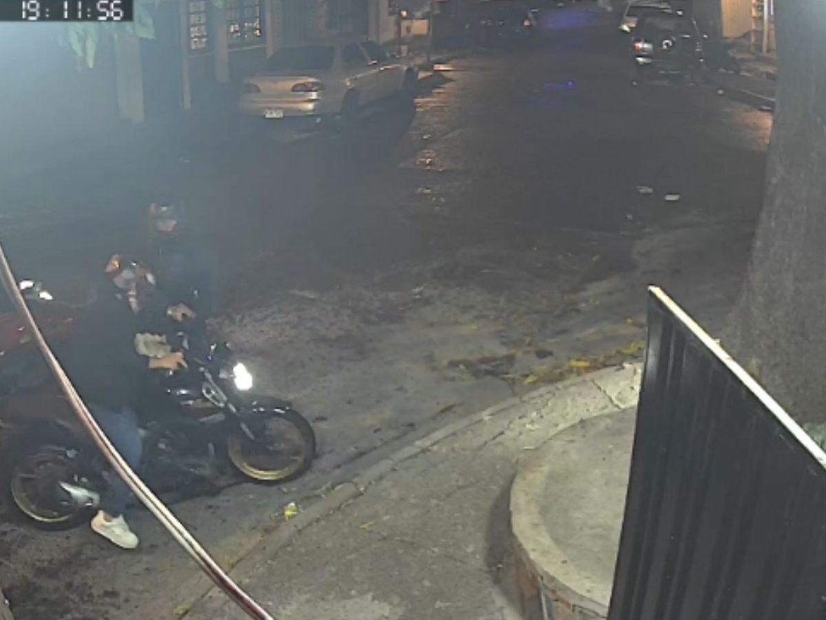 Cuadro a cuadro del momento en que dos hombres despojan de su motocicleta a un ciudadano