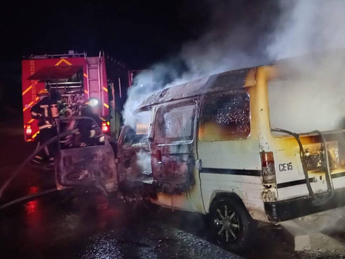 Fotos: así quedó el busito incendiado en Villa Vieja, carretera al oriente