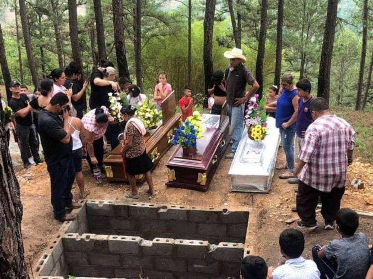 Así fueron enterrados los tres integrantes de la familia Fuentes-Madrid.