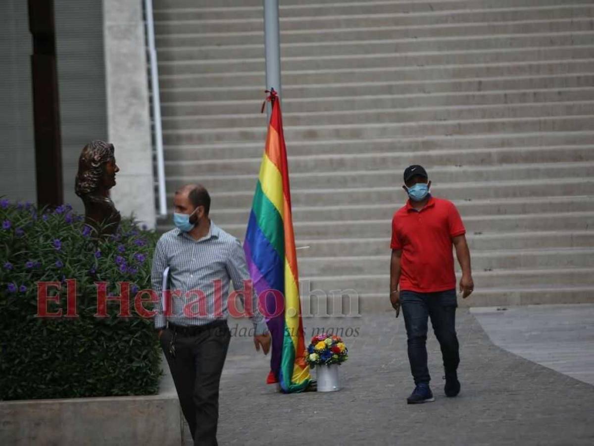 Izan la bandera LGTB en el Centro Cívico y secretarías del Estado