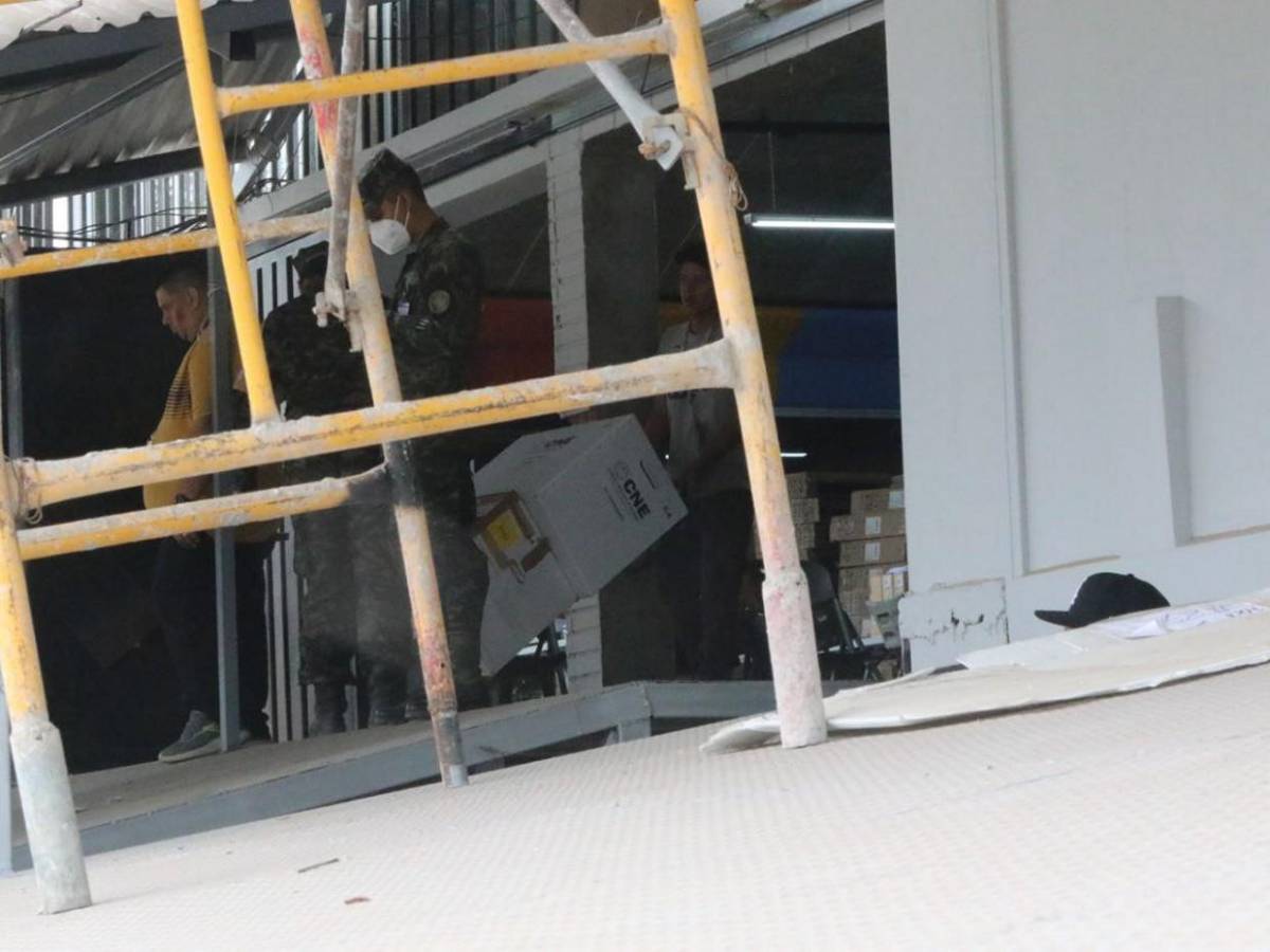 Inicia la esperada descarga de maletas electorales en Centro Logístico del CNE