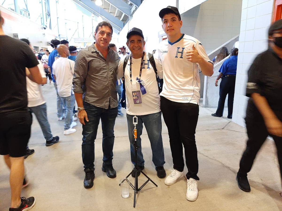 Con el exjugador de Olimpia y Victoria, Álvaro Izquierdo en cobertura de la Selección de Honduras.