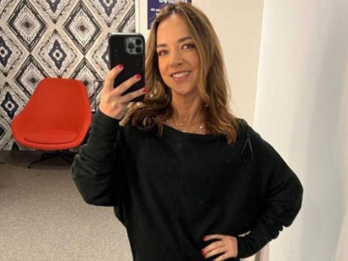 Adamari López presume su figura en bikini