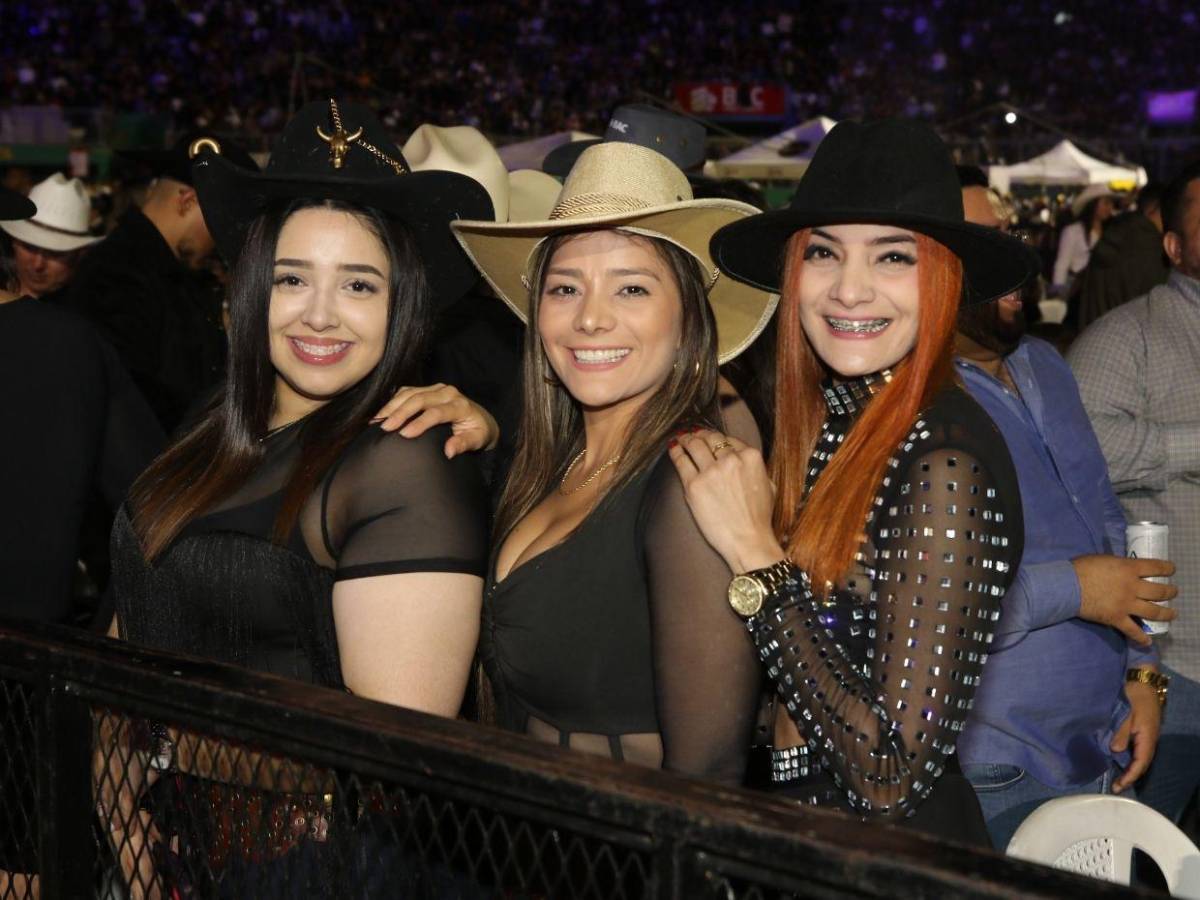 Sombreros, botas y flecos: la moda norteña del público en el concierto de Julión Álvarez