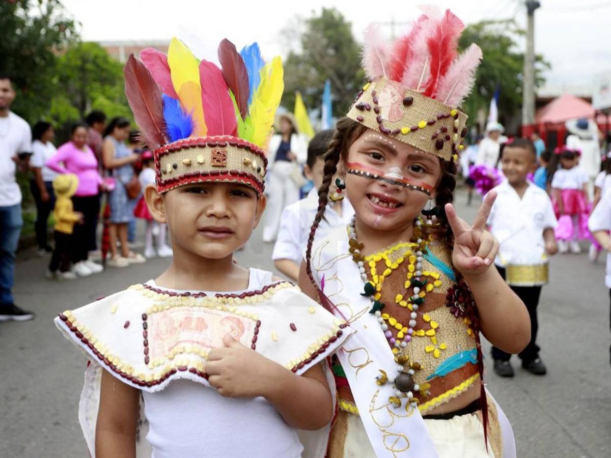 Colorido desfile en honor a la Patria en el Barrio Cabañas de San Pedro Sula