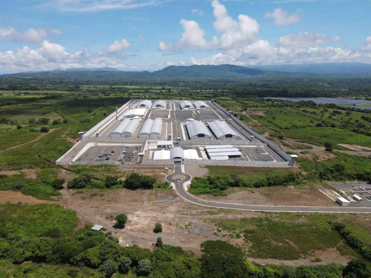 ¿Replicarán el CECOT en Honduras? Zambrano revela que buscan acercamiento con El Salvador