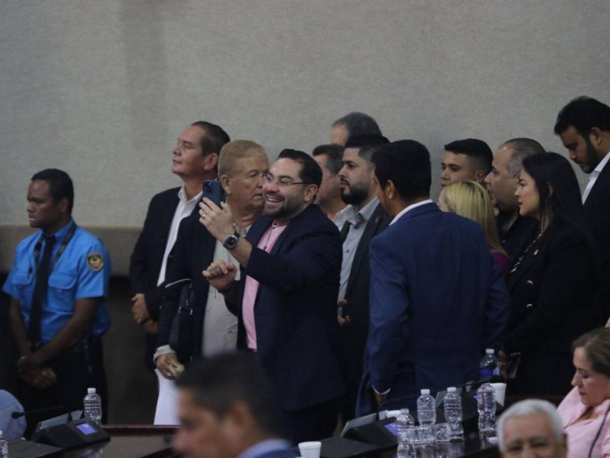 Diputados liberales abandonan el Congreso tras ataques contra Salvador Nasralla