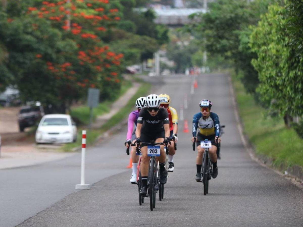 Con pasión y determinación, mujeres pedalean por el primer lugar en la Vuelta Ciclística EL HERALDO