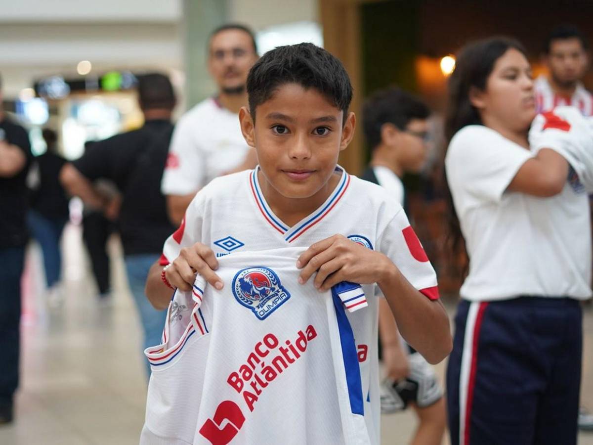 Olimpia desata fiebre futbolera con firma de autógrafos previo al partido con Messi Olimpia desata fiebre futbolera con firma de autógrafos previo al partido con Messi