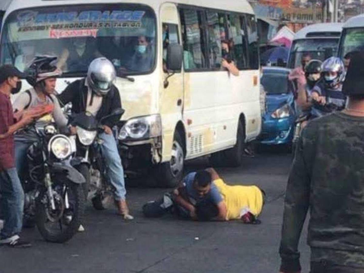 Navidad entre empujones: peleas de capitalinos se viralizan en redes sociales